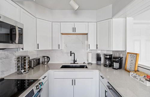 New Renovated 5BD Home with Hot Tub Sauna & Game Rm - Foto 23