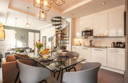 1min Walk From Champs Elysées - Avenue Montaigne - AC - Self-Checkin - Working Desk - Foto 3