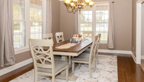 Exquisite home with pool, enclosed yard, fireplace, central AC, & washer/dryer - Foto 4