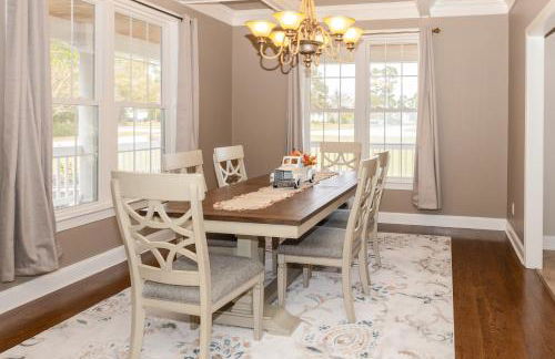 Exquisite home with pool, enclosed yard, fireplace, central AC, & washer/dryer - Foto 4