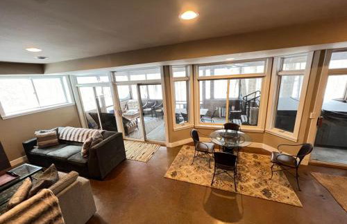 Woodshores Retreat - cozy retreat, hot tub, Lk MI - Photo 33