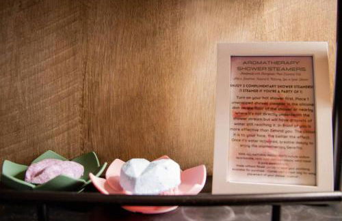 Rustic Chic Alabama Cabin w Loft Fire Pit Pet Friendly Fenced Yard Lake Guntersville - Coco Chateau - Foto 34