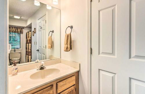 1 Mi to Marina Lake Toxaway Cabin with Fire Pit - Foto 16