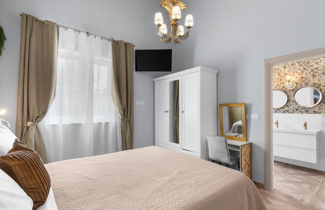 Modern Villa With Swimming Pool and Fenced Garden - Photo 3