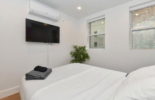 Sophisticated 3 Bedroom Duplex in the Heart of Midtown - Photo 16