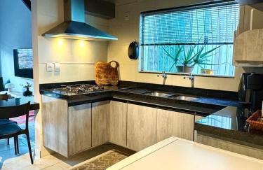 Descubra a Casa Felicidade em Belém! Climatizada, com sala ampla, 2 quartos, mezanino e Wi-Fi veloz. Localização central perto de atrações e gastronomia. Viva a Amazônia com conforto exclusivo. Reserve já sua experiência inesquecível! - Photo 24