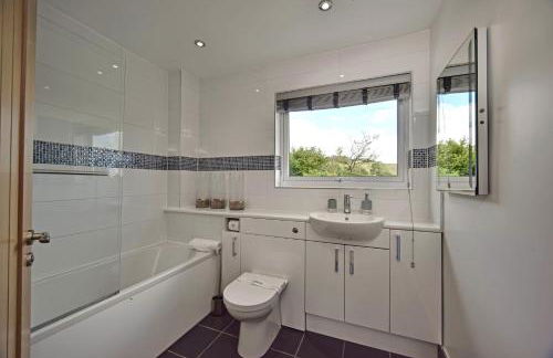 Luxury 5-Bed Country House with Hot Tub, Views & Games Room, Sleeps 12 - Kent Downs - Foto 47