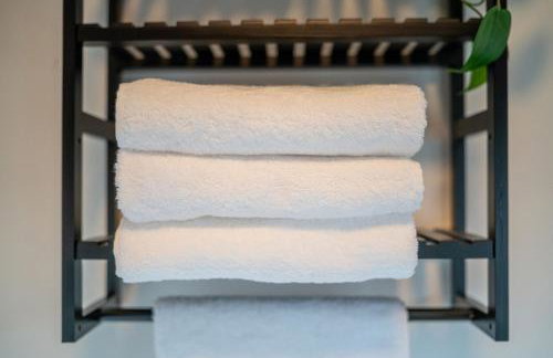 Cosy 3-Bed House With Parking, 5 Mins to QE & Uni - Photo 30