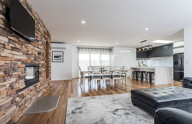 Luxe Home by the BnB Collection - Photo 13