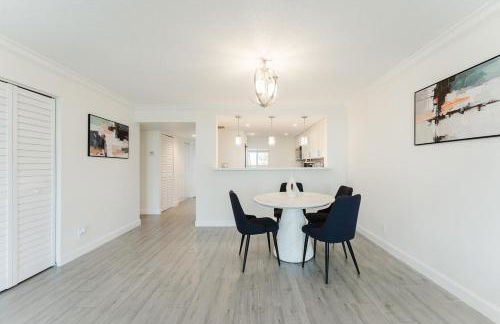 Modern Two Bedroom Suite with 2 King Beds Pool and Steps from the Beach - Foto 11