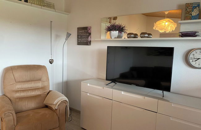 Stylish Apartment With Modern Amenities and Scenic Views - Photo 6