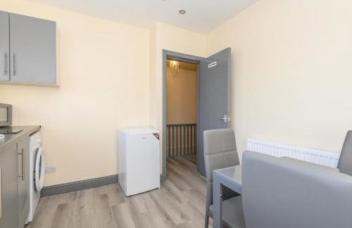 Leeds Stay Private En-Suite Room Shared Kitchen - Pass the Keys - Photo 16