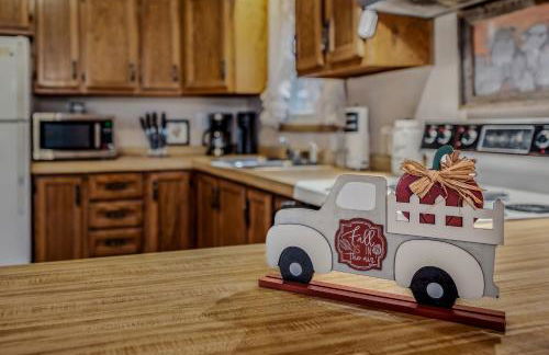 Mountain View Hideaway -- Pet Friendly, Grill, Wifi, Fire Pit, Deck, Screen Porch, Family Friendly, Game Room, Wood Stove - Foto 22