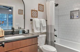 New 2 Luxe Townhomes with Rooftops Sleeps 24 - Foto 15