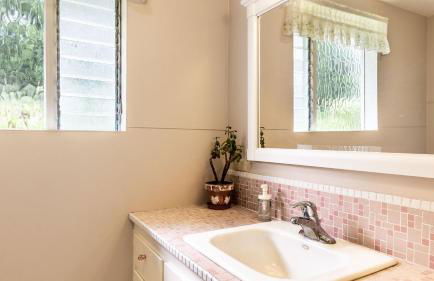 Private Beach Access + Water Views! Sleeps 18, Historic 6bdr Farmhouse w/ Deck - Foto 48