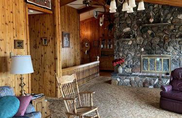 Charming Riverfront Guest House with Deck Overlooking Madison River, Near Ennis, Montana - Foto 15