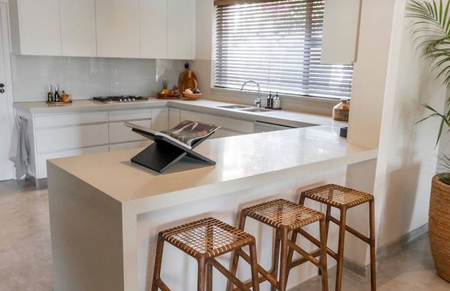 Relax in Style at This Stunning Villa in Camps Bay, Cape Town - Photo 24