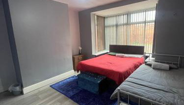 Giga Residential 4 Bedrooms, 8 guests , Near City Centre, Arcade Machine, Sky TV, Netflix, Free Wifi, Free Parking - Foto 3