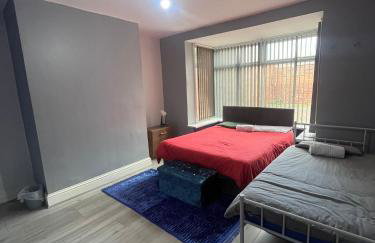 Giga Residential 4 Bedrooms, 8 guests , Near City Centre, Arcade Machine, Sky TV, Netflix, Free Wifi, Free Parking - Foto 3