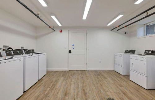 Trendy Loft Escape with Pool Table Bring Your Pets - Foto 8