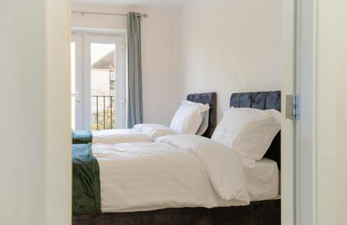 FREE parking, LARGE House for Contractors & Families, Sleeps 7, 25 mins to MANCHESTER & LIVERPOOL - Foto 2