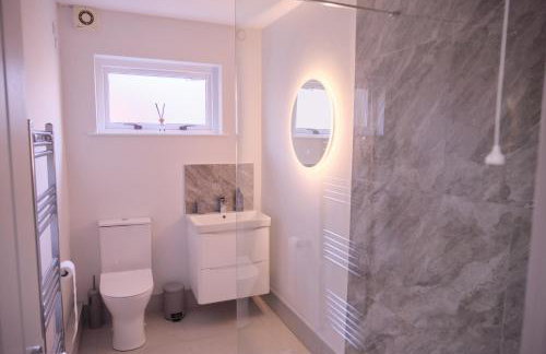 2BR City Centre Apartment By Travel Lets Short Term Rental Agency Derry With Free WiFi - Foto 55