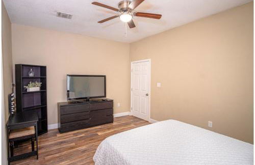 Large 3br/2ba Family Home W/patio Near Downtown! - Foto 28