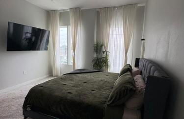 The Canvas Modern 4BR Retreat Rooftop - Photo 18