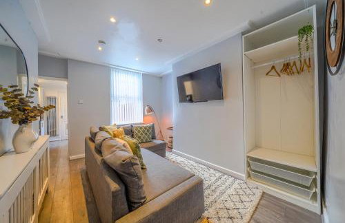 Stunning 1 Bedroom 4 Guest Flat by Anfield Stadium - Photo 1
