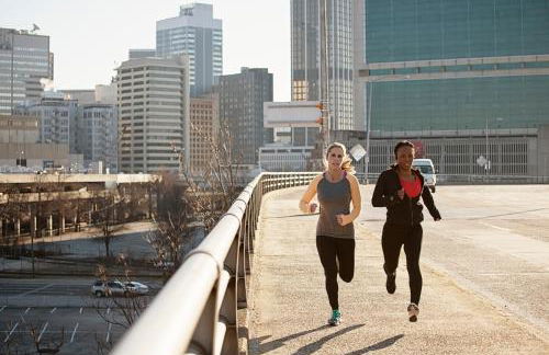 Spacious 3BR with Game Room and Fenced Yard Near Six Flags and Braves - Foto 41