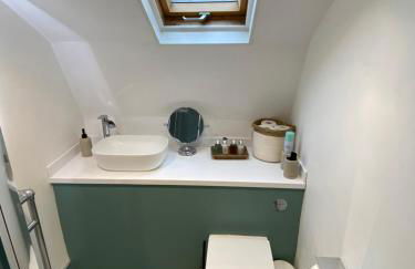 Little Trevio - seaside haven with parking and sea views - Photo 12