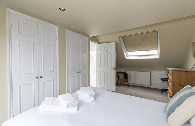 JOIVY Charming 3 bed house with a rooftop terrace - Photo 10