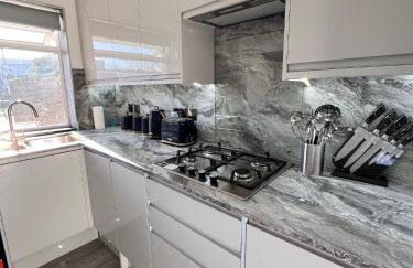 Luxxe House with Hot tub and Pool table - Photo 4