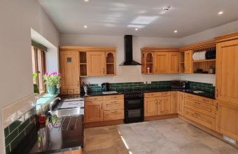 Stylish Lodge in the Peak District sleeps up to 9 - Photo 4