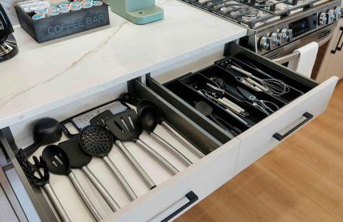 Modern Condo by Med District with Parking & Laundry - Foto 9