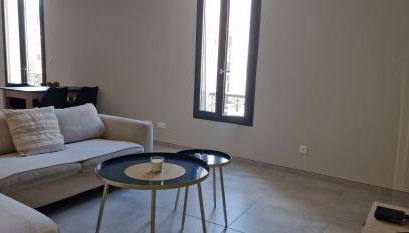 SUPERBE APPARTEMENT porte de la Cité Médiévale à SOMMIERES entièrement rénové très bien équipé 6 pers balcon clim parking privé devant - Photo 4