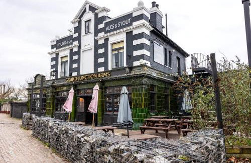 Luxurious 2 bedroom flat with parking and garden, 5 mins walk to train station and bus stop opposite property - Foto 29