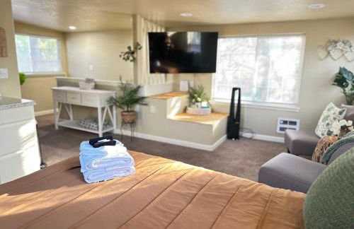 Near Downtown- Kitchen-washerdryer-parking - Foto 50