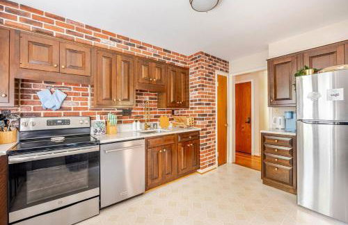 3BR Home - Free Parking-WiFi Kitchen Laundry-Kids Friendly-Near DC & Downtown & Metro-Patio & Deck - Foto 5