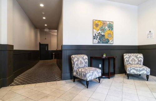 Chic 2BR • King Beds • Huge Patio • 95 Walk Score! - Foto 51