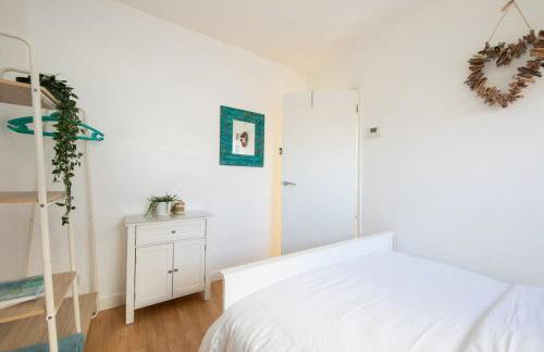 Sunny & Modern Near the Beach & Village w Parking - Foto 20