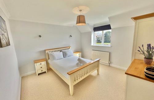 Stunning 7 Bedroom Escape Near New Forest and Beach - Large Garden - Serene Setting - Sleeps 14 - Foto 36