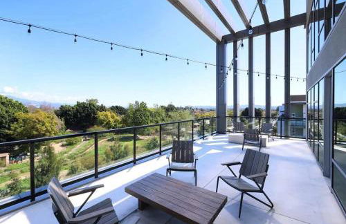 Luxe Deco Haven with Pool, Gym & Parking Close to Disneyland - Foto 12