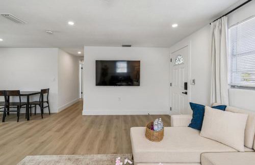 Elegant Largo Retreat, Sleeps 8, 10 Mins to Beach - Foto 12