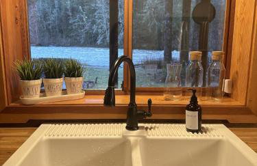 Riverfront getaway with sauna near mountains and hiking - Foto 45