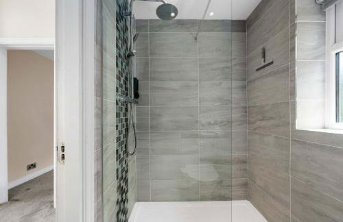 Lovely Greater MCR Family Home by City SuperHost - Photo 15