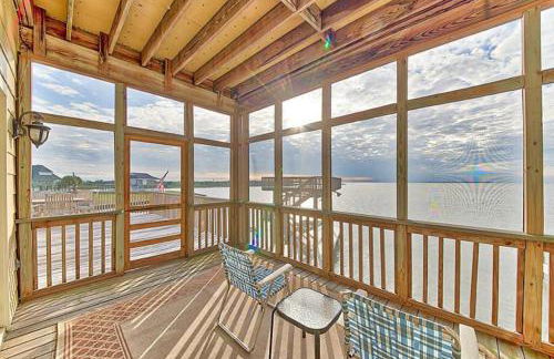 Jaw-dropping bayfront home with panoramic water views, boat slip, and cowboy pool - Foto 10
