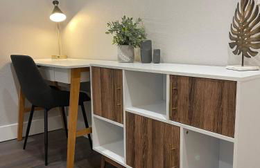 Airy Modern 2BR/2BA - Parking + Laundry + Sleep 6 - Foto 17