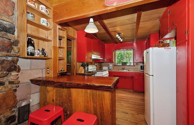 Sunshine Cabin - Cozy 2-Story Getaway - Photo 29