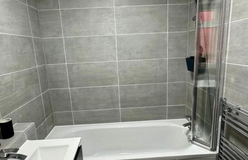 Luxurious New Home Near Airport - Foto 43